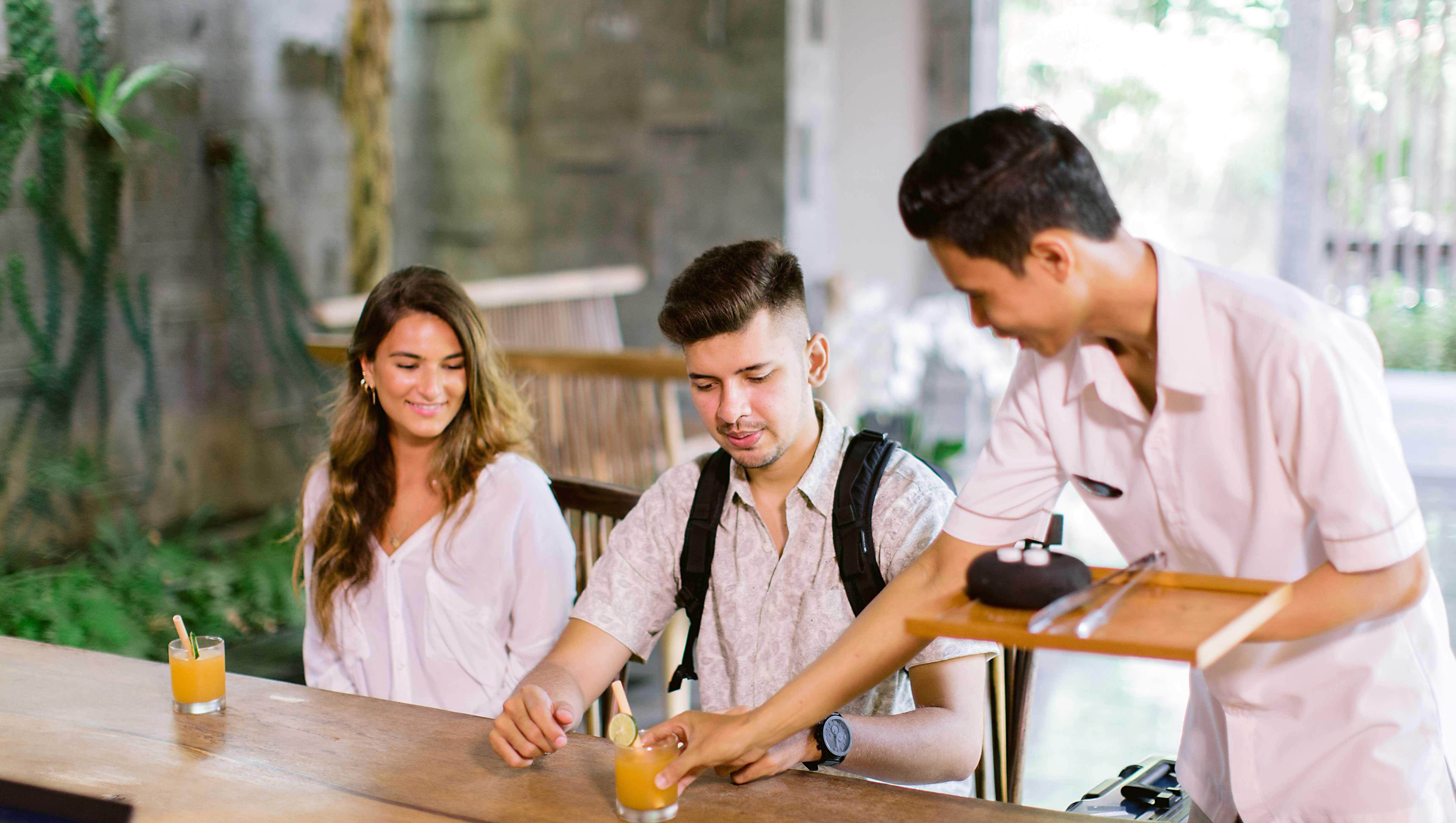 Tejaprana Resort y Spa Ubud Exterior foto A waiter serving drinks