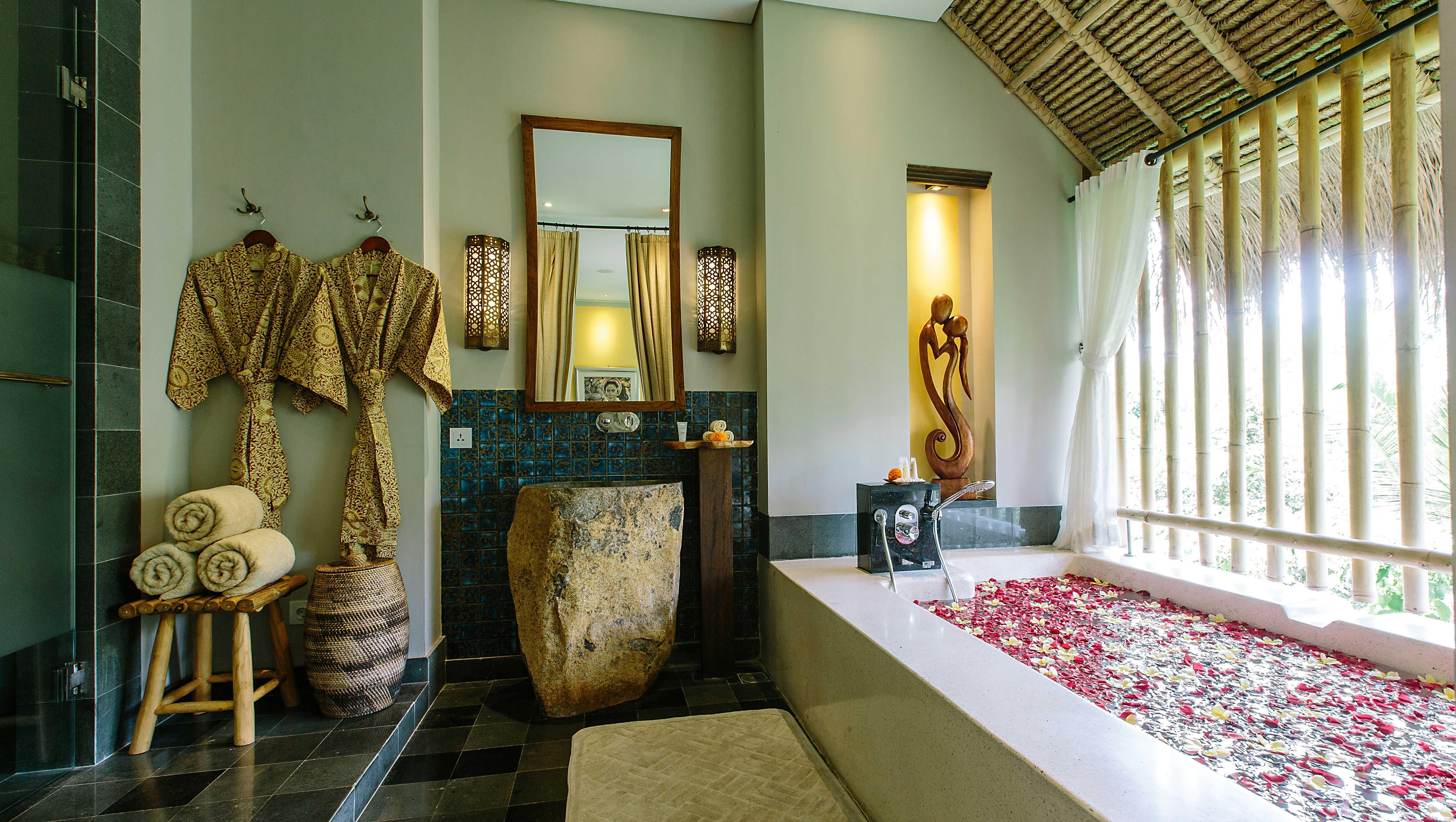 Tejaprana Resort y Spa Ubud Exterior foto A bathroom at the resort