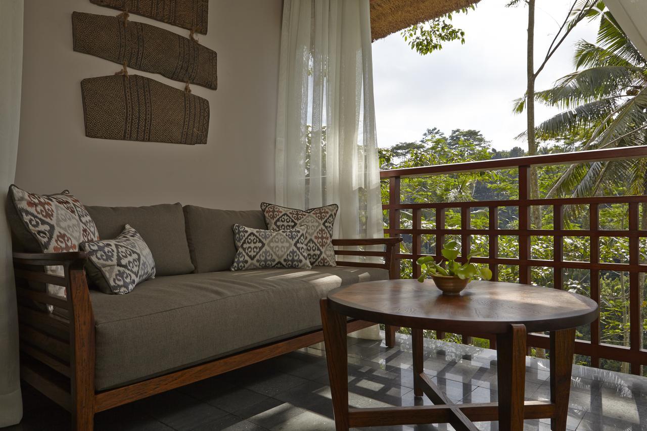 Tejaprana Resort y Spa Ubud Exterior foto A living room in a villa at the resort