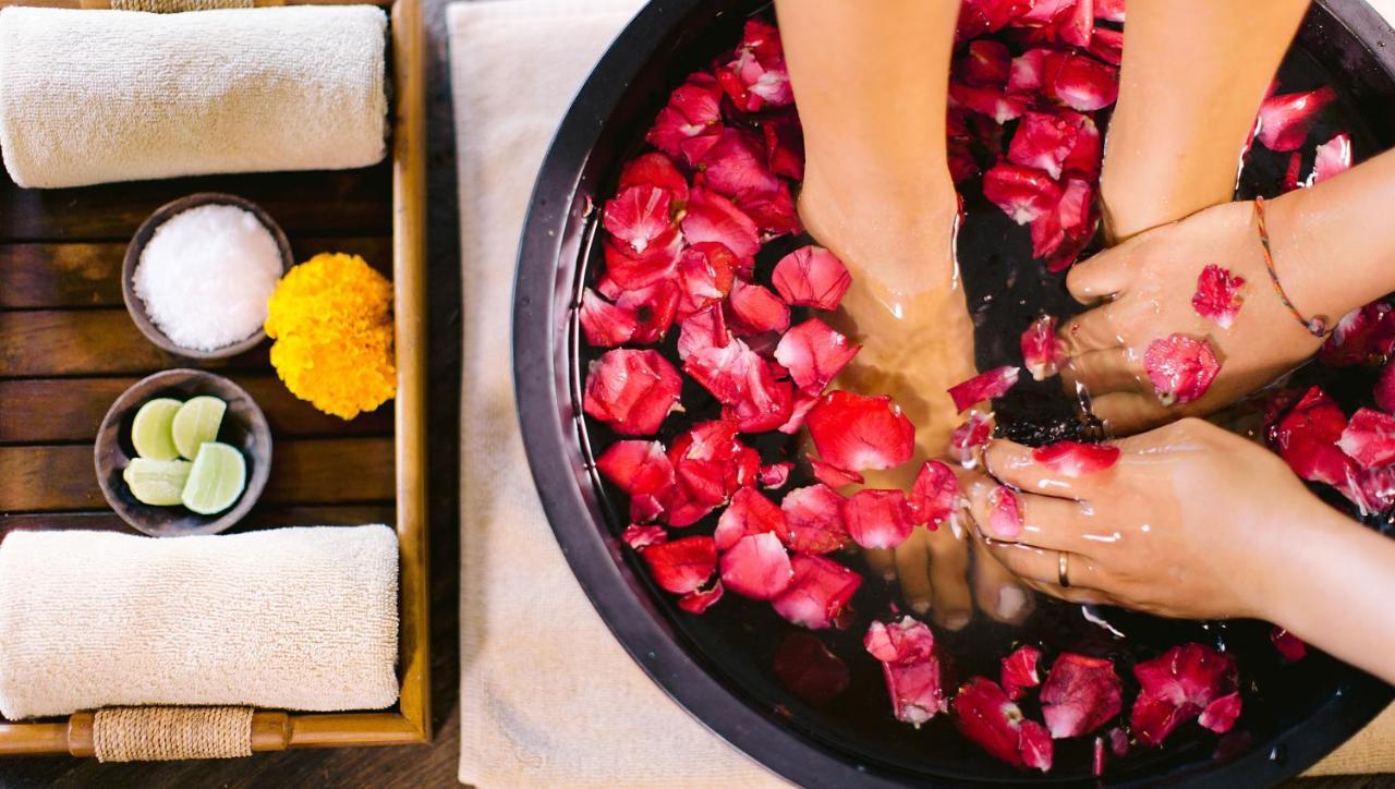 Tejaprana Resort y Spa Ubud Exterior foto A woman's feet in a spa